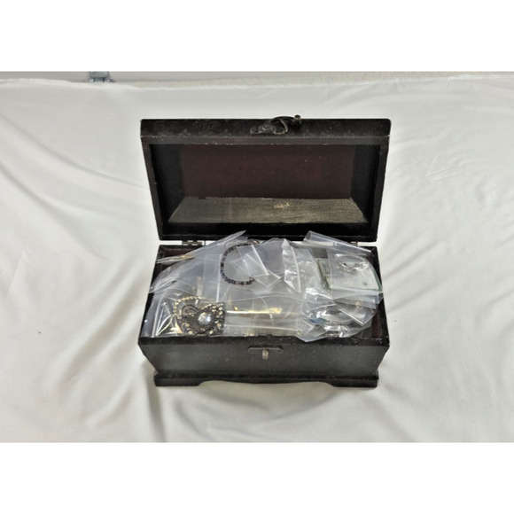 Costume Jewelry Mystery Box – Assorted Pieces in Vintage Storage Chest - Picture 5 of 5